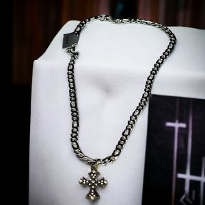Cross pendant necklace